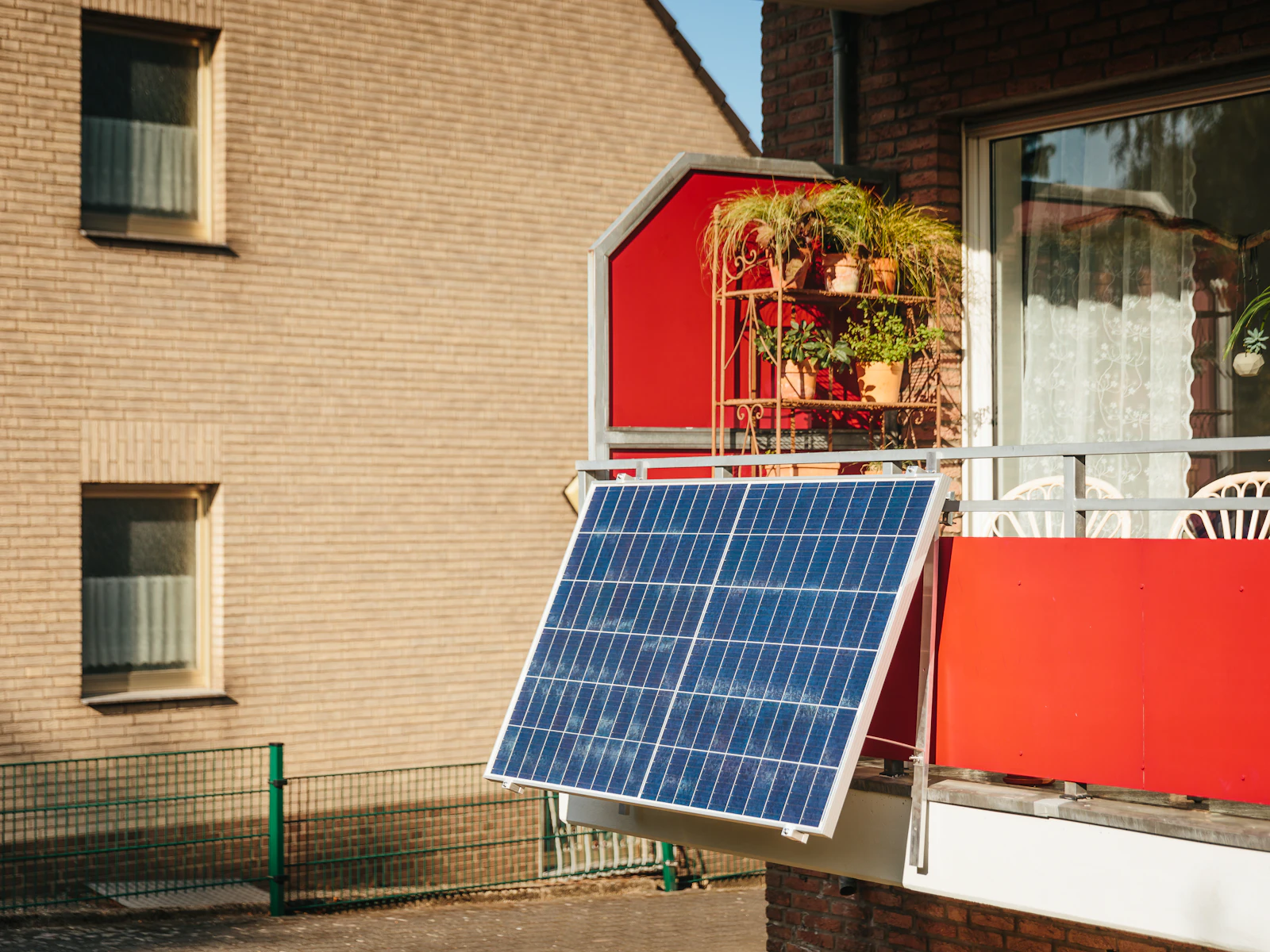 Solarmodul an einem begrünten Balkon