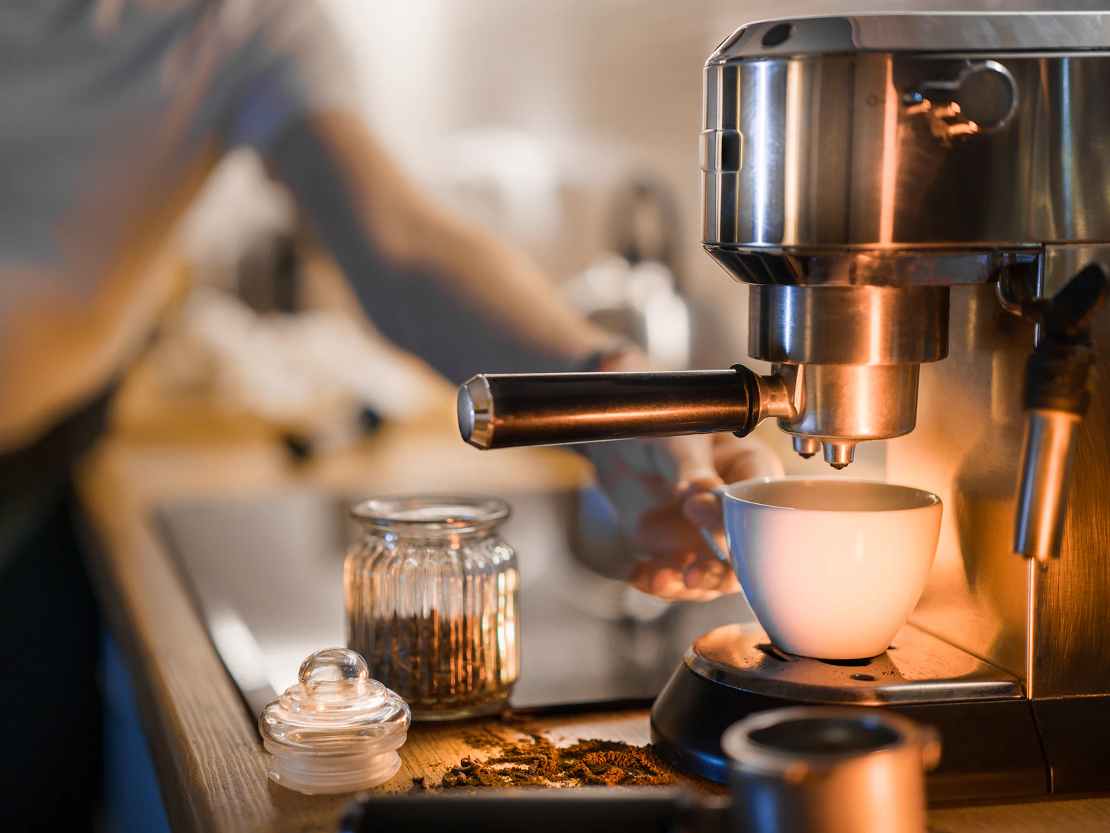 Kaffeemaschine bereitet eine Tasse Kaffee zu
