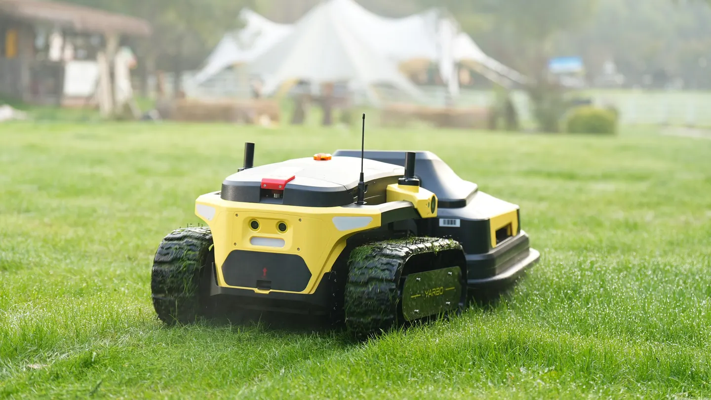 Mähroboter bei der Rasenpflege in einem Garten