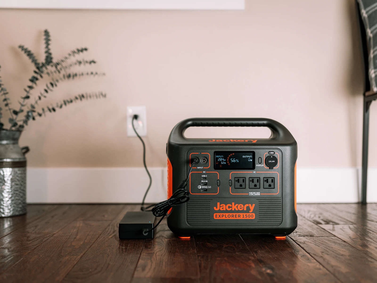 Kompakte schwarze Powerstation auf einem Holztisch