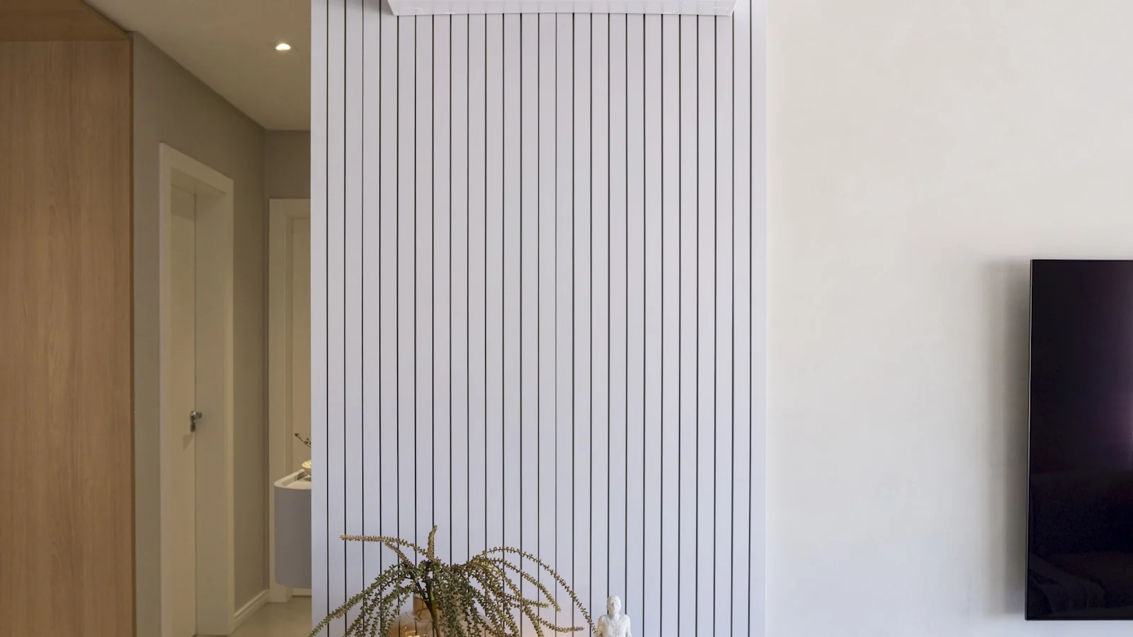 Heller moderner Wohnraum als Einsatzort einer Split-Klimaanlage